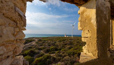 Polente Deniz Feneri Bozcaada 'nın en batı ucunda yer almaktadır ve 1861 yılında inşa edilmiştir. Polente ışığı 32 metre yüksekliğindedir ve ışığını 15 deniz miline ya da 28 kilometreye gönderebilir..