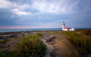 Polente Deniz Feneri Bozcaada 'nın en batı ucunda yer almaktadır ve 1861 yılında inşa edilmiştir. Polente ışığı 32 metre yüksekliğindedir ve ışığını 15 deniz miline ya da 28 kilometreye gönderebilir..