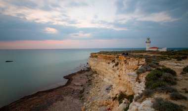 Polente Deniz Feneri Bozcaada 'nın en batı ucunda yer almaktadır ve 1861 yılında inşa edilmiştir. Polente ışığı 32 metre yüksekliğindedir ve ışığını 15 deniz miline ya da 28 kilometreye gönderebilir..