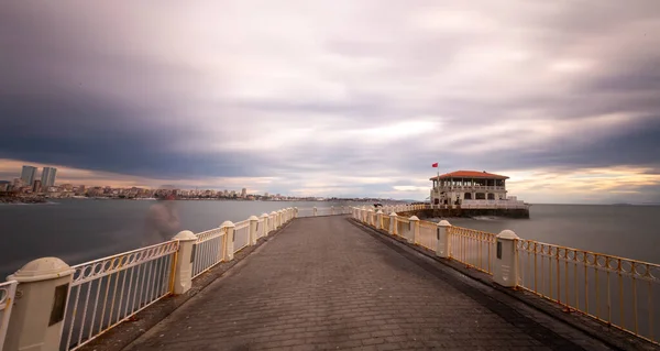 Historical Moda Pier Building Jutting Out Sea Marmara Kadikoy Neighborhood — Stok fotoğraf