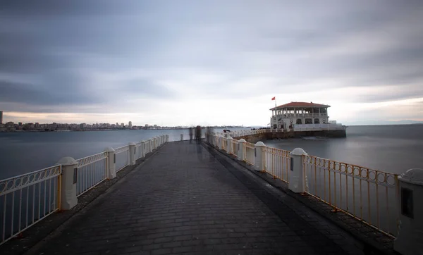 Historical Moda Pier Building Jutting Out Sea Marmara Kadikoy Neighborhood — стоковое фото
