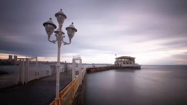 Historical Moda Pier Building Jutting Out Sea Marmara Kadikoy Neighborhood — Stock fotografie