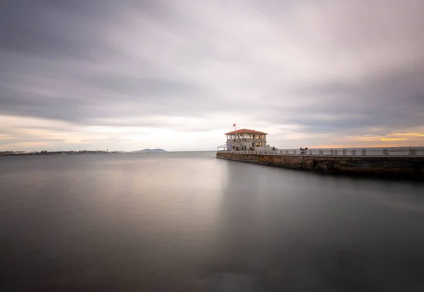 Historical Moda Pier Building Jutting Out Sea Marmara Kadikoy Neighborhood — Fotografia de Stock