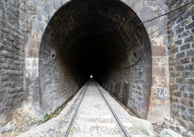 Sonunda ışık olan bir demiryolu tüneli. Hedeflerine ulaşmayı, sorunları ve engelleri aşmayı temsil edebilir ya da sadece eski bir tüneli temsil edebilir..