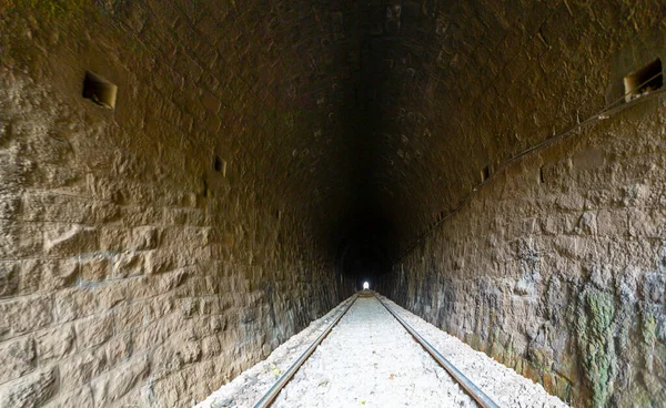 最後にライト付きの鉄道トンネル あなたの目標を達成し 問題や障害を乗り越えたり 単にあなたが見ることができるものを正確に表すことができます 古いトンネル — ストック写真