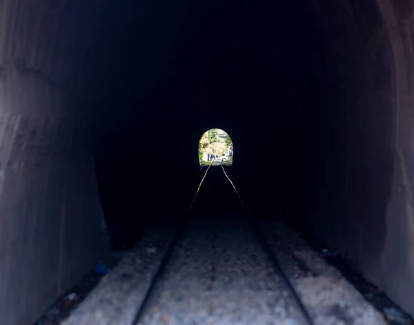 最後にライト付きの鉄道トンネル あなたの目標を達成し 問題や障害を乗り越えたり 単にあなたが見ることができるものを正確に表すことができます 古いトンネル — ストック写真