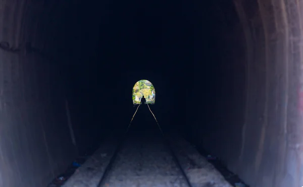 Железнодорожный Тоннель Светофором Конце Представлять Достижение Ваших Целей Преодоление Проблем — стоковое фото