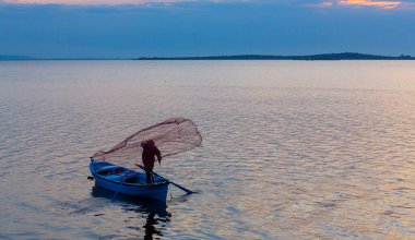 Fisherman of Lake Manyas at work while fishing