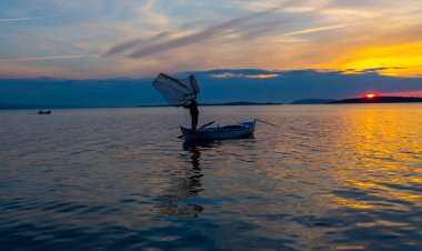 Fisherman of Lake Manyas at work while fishing