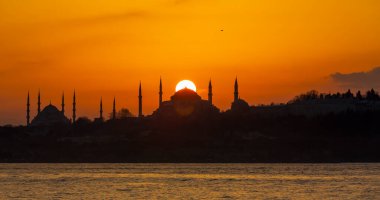 Blue Mosque and Hagia Sophia , Wonderful Istanbul view at sunset, sun dancing between minarets