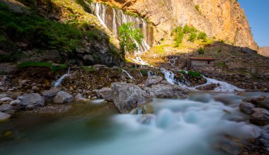 Urgup 'un 156 km güneyinde ve Nigde' nin doğusunda yer alan Aladaglar Ulusal Parkı 'ndaki Kapuzbasi Şelaleleri, Türkiye' nin en sıradışı şelaleleri arasındadır: yedi şelale kayalık bir uçurumun sağından fışkırmaktadır..