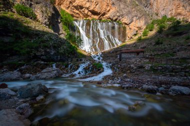 Urgup 'un 156 km güneyinde ve Nigde' nin doğusunda yer alan Aladaglar Ulusal Parkı 'ndaki Kapuzbasi Şelaleleri, Türkiye' nin en sıradışı şelaleleri arasındadır: yedi şelale kayalık bir uçurumun sağından fışkırmaktadır..