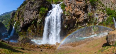 Urgup 'un 156 km güneyinde ve Nigde' nin doğusunda yer alan Aladaglar Ulusal Parkı 'ndaki Kapuzbasi Şelaleleri, Türkiye' nin en sıradışı şelaleleri arasındadır: yedi şelale kayalık bir uçurumun sağından fışkırmaktadır..