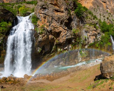 Urgup 'un 156 km güneyinde ve Nigde' nin doğusunda yer alan Aladaglar Ulusal Parkı 'ndaki Kapuzbasi Şelaleleri, Türkiye' nin en sıradışı şelaleleri arasındadır: yedi şelale kayalık bir uçurumun sağından fışkırmaktadır..