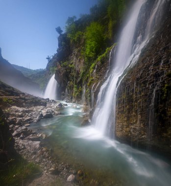 Urgup 'un 156 km güneyinde ve Nigde' nin doğusunda yer alan Aladaglar Ulusal Parkı 'ndaki Kapuzbasi Şelaleleri, Türkiye' nin en sıradışı şelaleleri arasındadır: yedi şelale kayalık bir uçurumun sağından fışkırmaktadır..