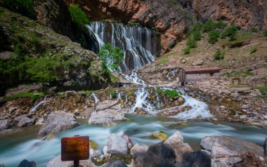 Urgup 'un 156 km güneyinde ve Nigde' nin doğusunda yer alan Aladaglar Ulusal Parkı 'ndaki Kapuzbasi Şelaleleri, Türkiye' nin en sıradışı şelaleleri arasındadır: yedi şelale kayalık bir uçurumun sağından fışkırmaktadır..