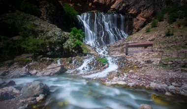Urgup 'un 156 km güneyinde ve Nigde' nin doğusunda yer alan Aladaglar Ulusal Parkı 'ndaki Kapuzbasi Şelaleleri, Türkiye' nin en sıradışı şelaleleri arasındadır: yedi şelale kayalık bir uçurumun sağından fışkırmaktadır..