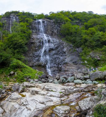 Mencuna Şelalesi. Doğu Karadeniz 'in en görkemli şelalelerinden biridir. Türkiye şelaleleri. Artvin Arhavi ilçesi, Türkiye