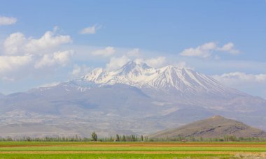 3.864 metre yüksekliğindeki Erciyes Dağı, Kapadokya 'nın en yüksek dağıdır. Bu bir volkan..