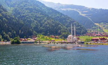 Uzungol Gölü (Uzun Göl) Türkiye 'nin en güzel göllerinden biridir. Burada özellikle gölün genel görünümü