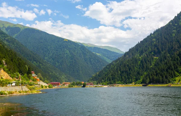 Uzungol Gölü (Uzun Göl) Türkiye 'nin en güzel göllerinden biridir. Burada özellikle gölün genel görünümü