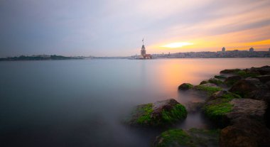 İstanbul, Türkiye 'nin sembolü Leander' s Tower olarak da bilinen ünlü Maiden 's Tower (Kiz Kulesi) ile Boğaz' ın üzerinde kızgın bir günbatımı. Duvar kağıdı veya rehber kitap için sahne yolculuğu arkaplanı