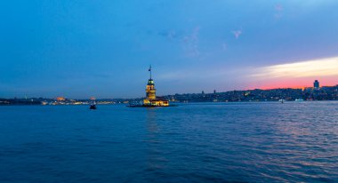 İstanbul, Türkiye 'nin sembolü Leander' s Tower olarak da bilinen ünlü Maiden 's Tower (Kiz Kulesi) ile Boğaz' ın üzerinde kızgın bir günbatımı. Duvar kağıdı veya rehber kitap için sahne yolculuğu arkaplanı