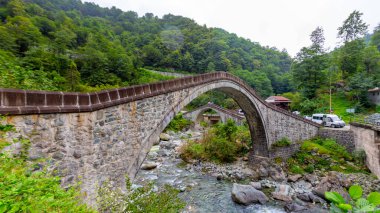 Yeşilin ortasında harika manzarası olan tarihi Ortacalar Çift Köprüler.