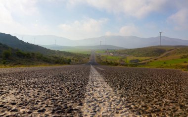 Güzel bir manzarada elektrik yel değirmenleri