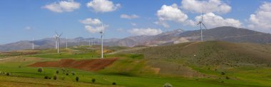 Güzel bir manzarada elektrik yel değirmenleri