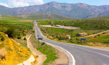 Güzel bir manzarada elektrik yel değirmenleri