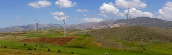 Moinhos Vento Elétricos Uma Bela Paisagem — Fotografia de Stock