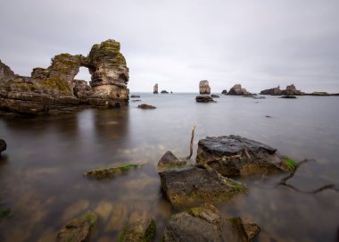 Kayalıklarda dramatik günbatımı manzarası. Renkli deniz görüntüyü şekillendirir. Denizde dev kayalar. Kerpe 'nin kartal kayaları. Kerpe, Kocaeli, Türkiye.