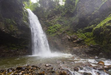 Şelale akıntısı. Kackarlar, Rize 'deki Güçlü Palovit Şelalesi