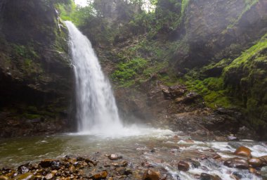 Şelale akıntısı. Kackarlar, Rize 'deki Güçlü Palovit Şelalesi