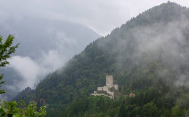 Yaz günü Zilkale Kalesi manzarası. Rize 'nin Amlhemin bölgesindeki tarihi Zilkale Kalesi. Hindi gezisi. Camlihemsin, Türkiye
