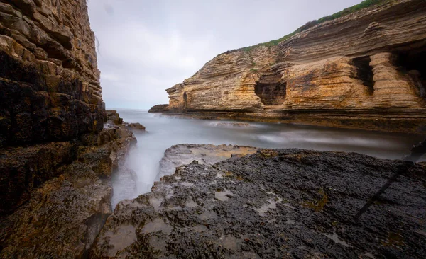 절벽에서는 광경을 수있다 바다는 이미지를 바다에 바위들 바위는 Kerpe Kerpe — 스톡 사진