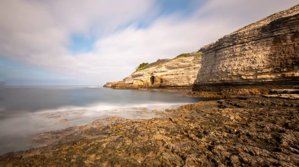 절벽에서는 광경을 수있다 바다는 이미지를 바다에 바위들 바위는 Kerpe Kerpe — 스톡 사진