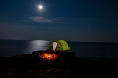Gece kampı ve çelik yün fotoğraf çekimi.