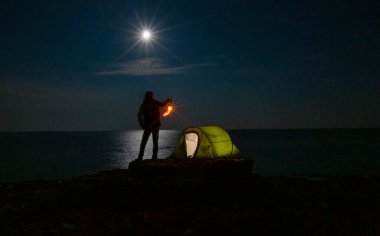 Gece kampı ve çelik yün fotoğraf çekimi.
