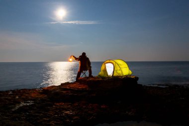 Gece kampı ve çelik yün fotoğraf çekimi.