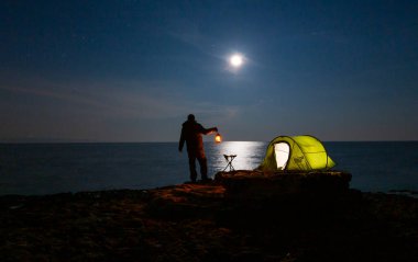 Gece kampı ve çelik yün fotoğraf çekimi.