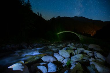 Geceleyin eski taş köprülerdeki yıldız fotoğrafları