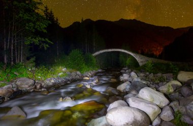 Geceleyin eski taş köprülerdeki yıldız fotoğrafları