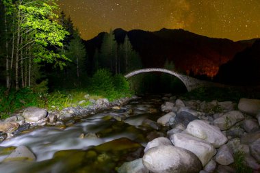 Geceleyin eski taş köprülerdeki yıldız fotoğrafları