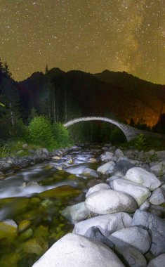 Geceleyin eski taş köprülerdeki yıldız fotoğrafları