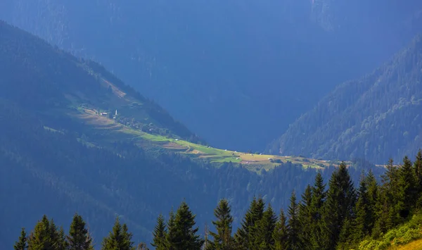 Ein See Den Bergen Naturlandschaft Grüne Wiesen Verschneite Berge Blauer — Stockfoto