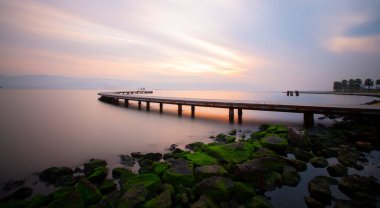 Kocaeli sahil kayalıkları ve deniz kapakları uzun pozlama tekniğiyle vuruldu..