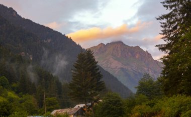 Kackar dağları ve onların altından akan nehir gün doğumunda fotoğraflandı..
