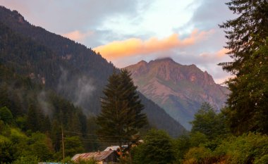 Kackar dağları ve onların altından akan nehir gün doğumunda fotoğraflandı..